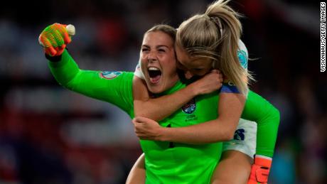 England goalkeeper Mary Earps and defender Leah Williamson celebrate their team&#39;s third goal against Sweden.