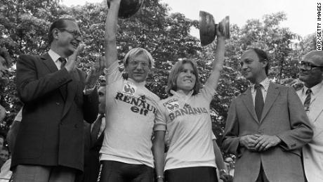 Marianne Martin stands on the podium in Paris with Laurent Fignon in 1984.