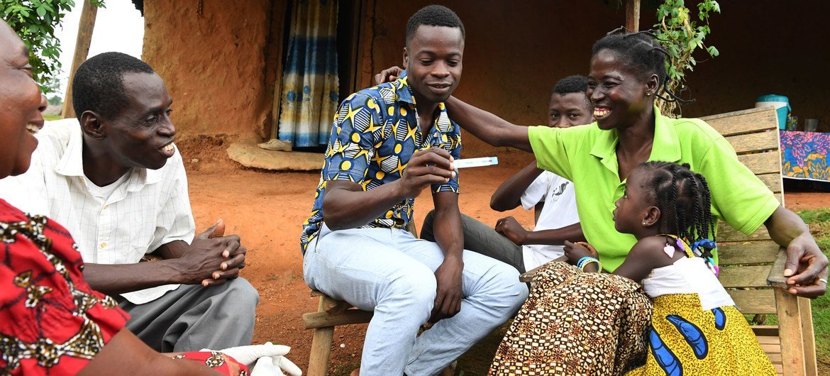 A family undergoes a HIV screening test at home in southwest Côte d’ivoire. 