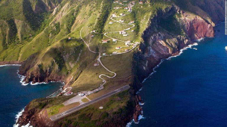 What it’s like to land on the world’s shortest commercial runway