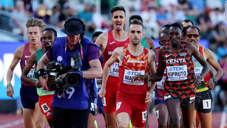 Cameraman unwittingly becomes obstacle in World Athletics Championship race