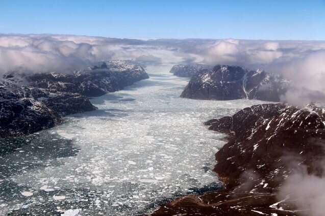 During low-ice seasons, some polar bears are turning to glacier ice