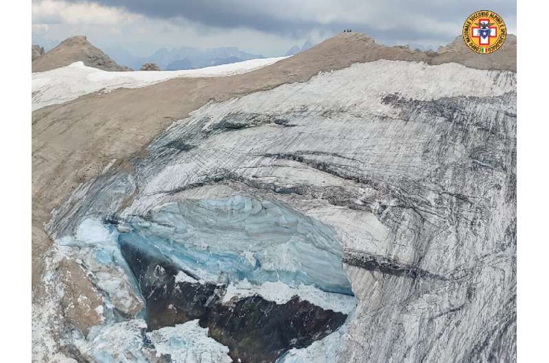 The glacier collapsed on the mountain of Marmolada, the highest in the Italian Dolomites