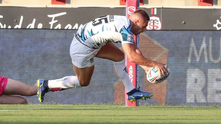 Winger Matty Russell of Toulouse Olympique dots the ball down for a try. (Photo: Manuel Blondeau/SWpix.com)