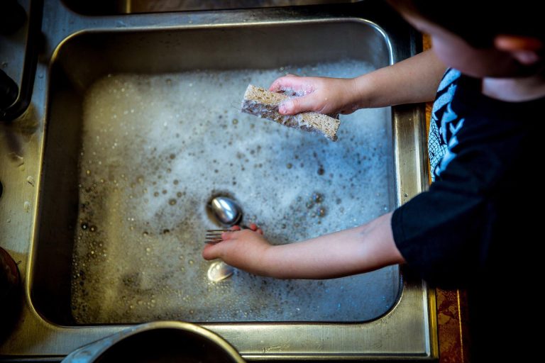 Gender pay gap linked to unpaid chores in childhood