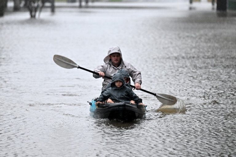 Sydney floods force thousands more to flee