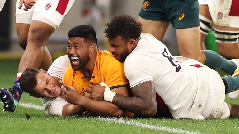 Australia 30 – 28 England