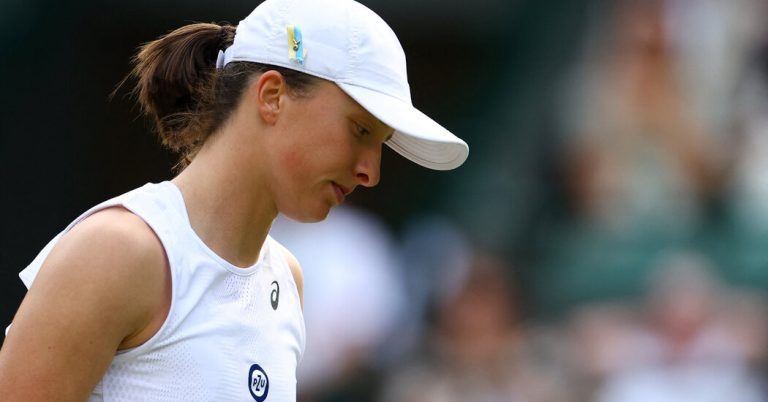 Iga Swiatek Falls at Wimbledon, Ending a Long Win Streak