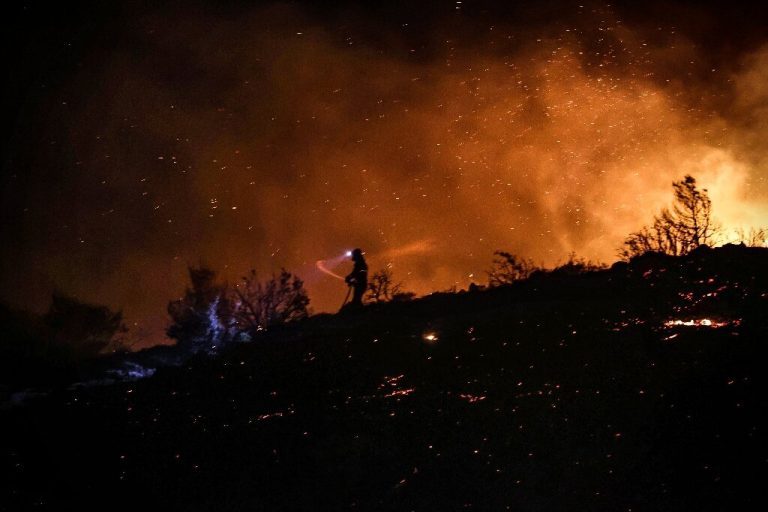 Hundreds evacuated as blaze engulfs Athens suburbs