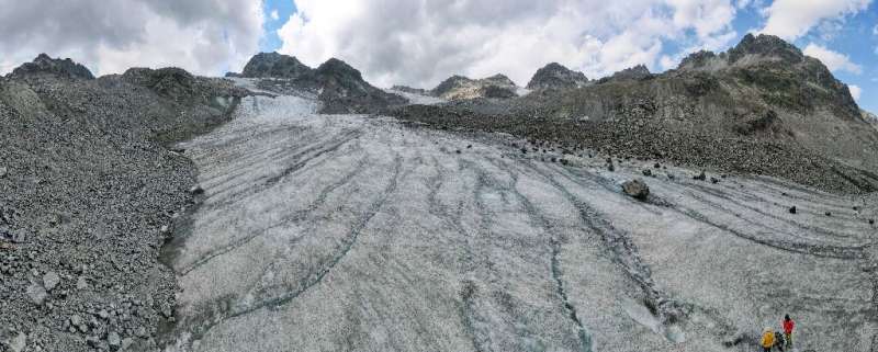 In Galtuer, the nearest village to Jamtal glacier, the Alpine Club is already offering a &quot;Goodbye, glacier!&quot; tour