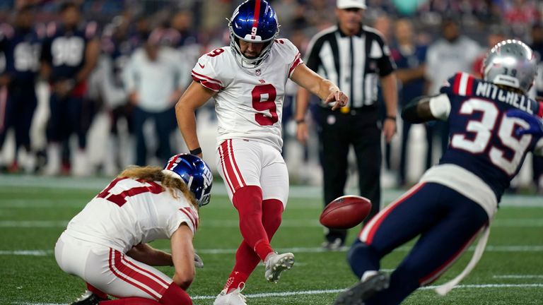 New York Giants' Graham Gano (9) kicks the winning field goal against the New England Patriots