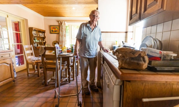 Colin Allen struggles when the water supply is cut off.