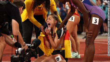 Lückenkemper celebrates after winning gold in the women&#39;s 100m final at the 2022 European Championships.