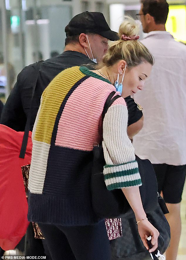 Jasmine sported a multi-coloured knitted jumper with black pants and Gucci sneakers. She had her hair tied back in a messy bun with a pink scrunchie