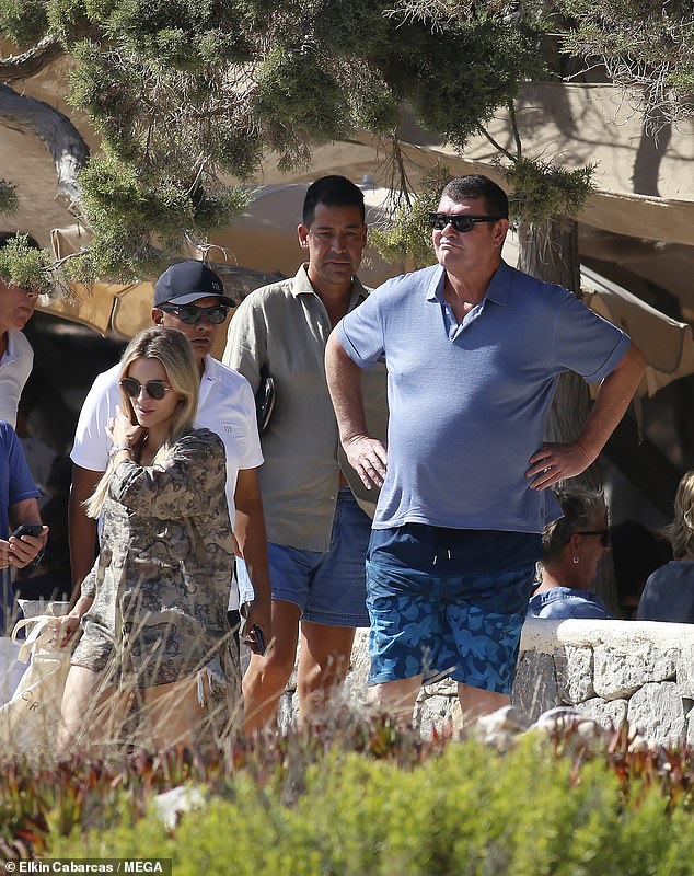 Packer, who was recently spotted off the coast of Capri in with director Brett Ratner, looked like he didn't have a care in the world as he arrived with pals at the Casa Jondal restaurant