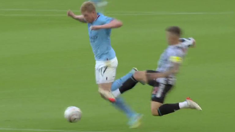 Kevin De Bruyne challenged by Trippier