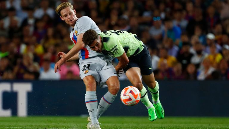 Barcelona&#39;s Frenkie de Jong, left, is challenged by Manchester City&#39;s Julian Alvarez during a charity friendly soccer match between Barcelona and Manchester City at the Camp Nou stadium in Barcelona, Spain, Wednesday, Aug. 24, 2022. (AP Photo/Joan Monfort)