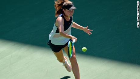 Snigur hits a forehand against Halep.