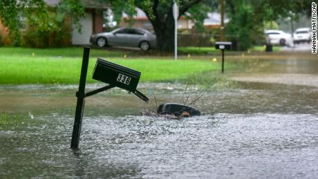 &#39;Get out now&#39;: Mayor urges residents to flee ahead of rising river waters in Mississippi