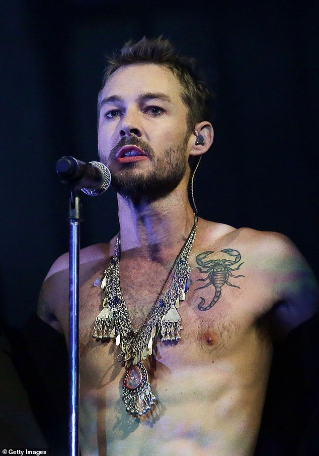 Johns performing at the APRA Awards in 2015