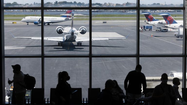 US airlines cancel another 1,100 flights Friday