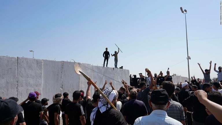 Baghdad: Several killed in clashes in Green Zone after powerful cleric announces withdrawal from politics