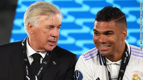 Real Madrid coach Carlo Ancelotti speaks to Casemiro following Los Blancos&#39; Super Cup victory against Eintracht Frankfurt.