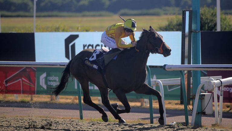 The East&#39;s Cry Havoc comes home in front in the opening race on night two of Racing League at Lingfield