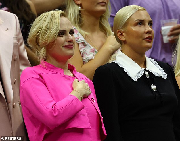 Rebel Wilson pledges allegiance to the American flag at the US Open