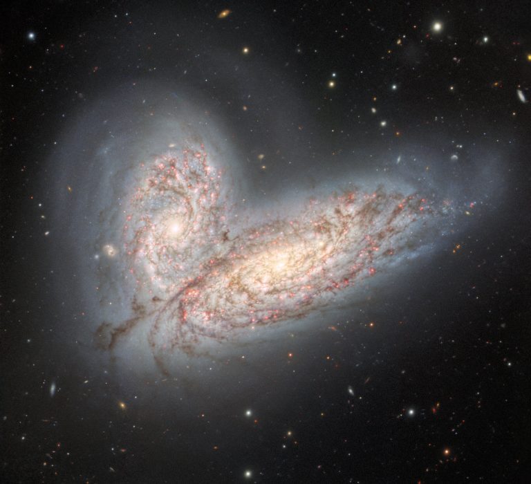 Colliding galaxies dazzle in Gemini North image