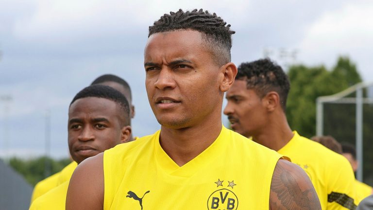 Man City sign defender Manuel Akanji from Borussia Dortmund for £15m | Transfer Centre News