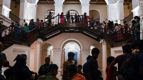 People visit former president Gotabaya Rajapaksa&#39;s official residence in Colombo on July 12, 2022, after it was overrun by anti-government protestors on July 9. 