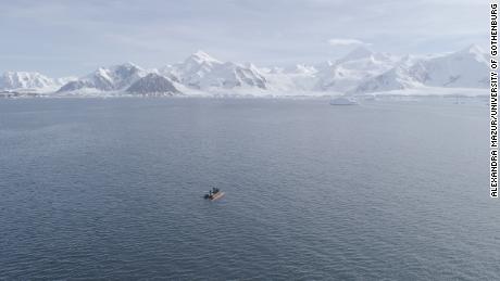 A workboat recovering the Rán autonomous vehicle in one of the fjords of the Antarctic Peninsula during the expedition to Thwaites Glacier in 2019. 