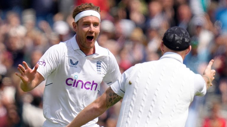 Stuart Broad celebrates with Ben Stokes after dismissing Colin de Grandhomme against New Zealand