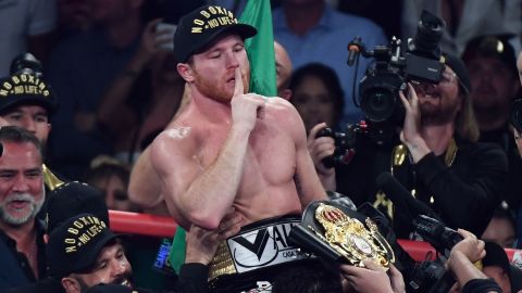 Álvarez celebrates after his majority-decision win over Golovkin in their middleweight title fight on September 15, 2018.