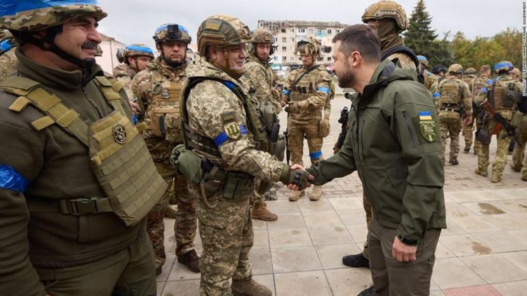 See Zelensky's triumphant visit to liberated territory