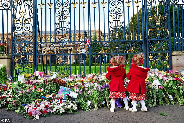 Children across the nation pay their respects with Paddington Bears and marmalade sandwiches