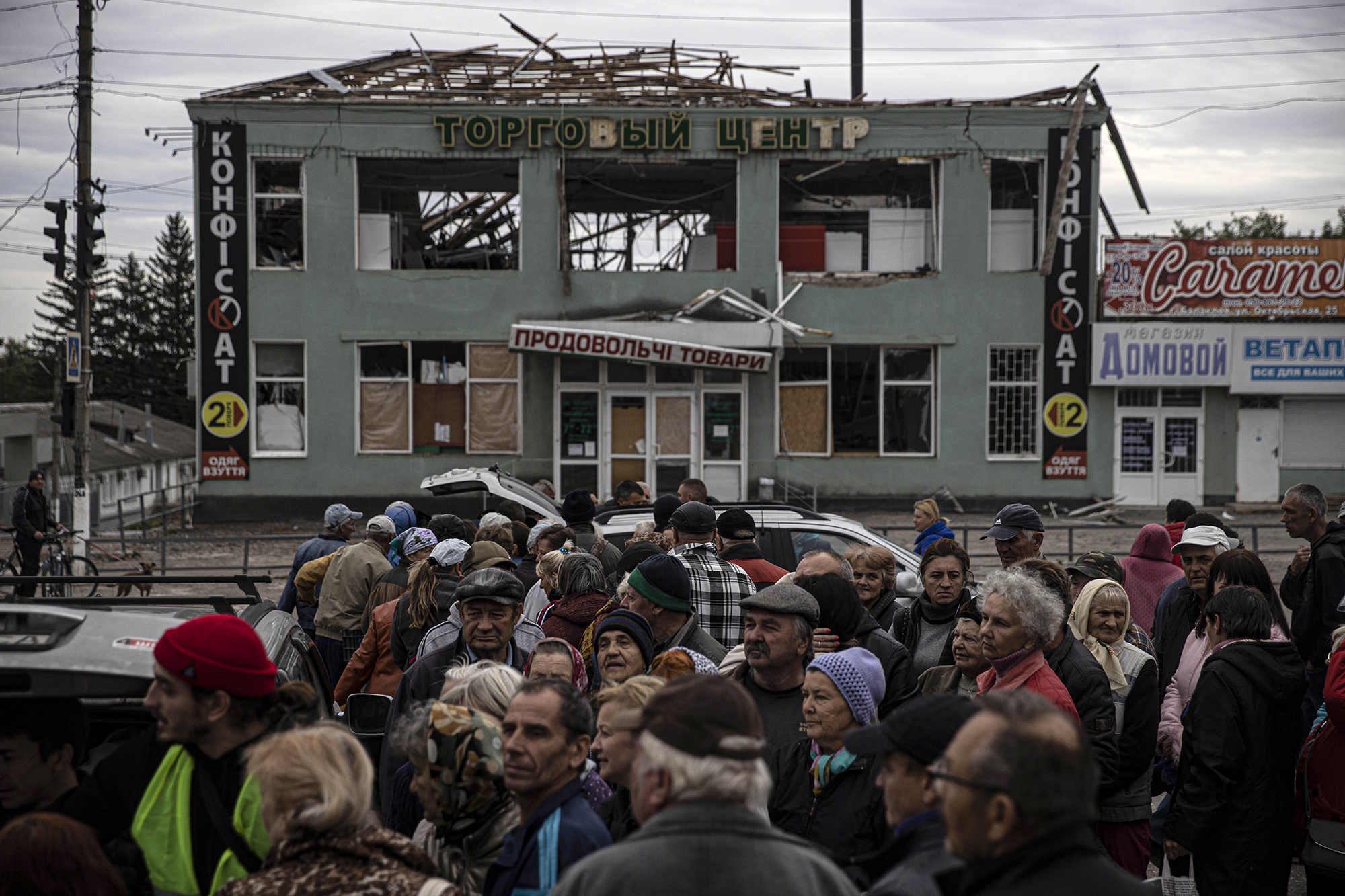 Humanitarian aid is distributed to citizens after Ukrainian military liberated the town of Balakliya in Kharkiv, Ukraine, on September 11. 