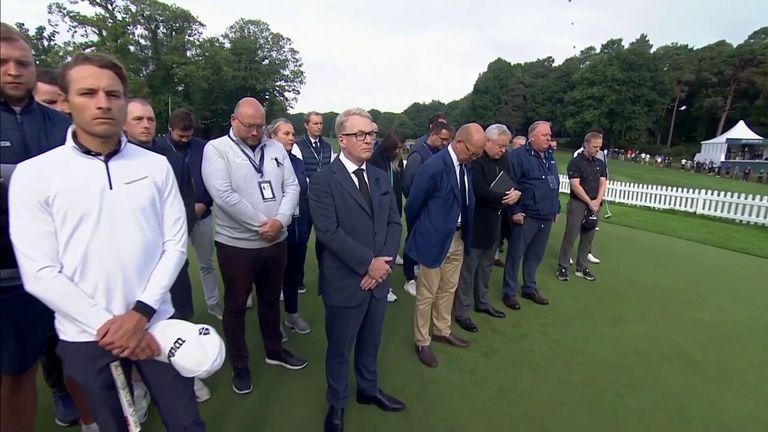 Players at the BMW PGA Championship held a two-minute tribute to Queen Elizabeth II on Saturday.