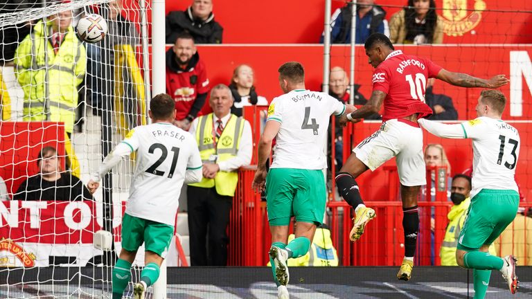 Marcus Rashford misses a glorious late chance