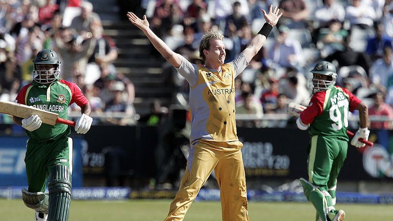 Brett Lee (C) celebrates 16 September 2007 the dismissal of Bangladesh batsman Alok Kapali (L) during the Twenty20 cricket world championship match between Australia and Bangladesh 