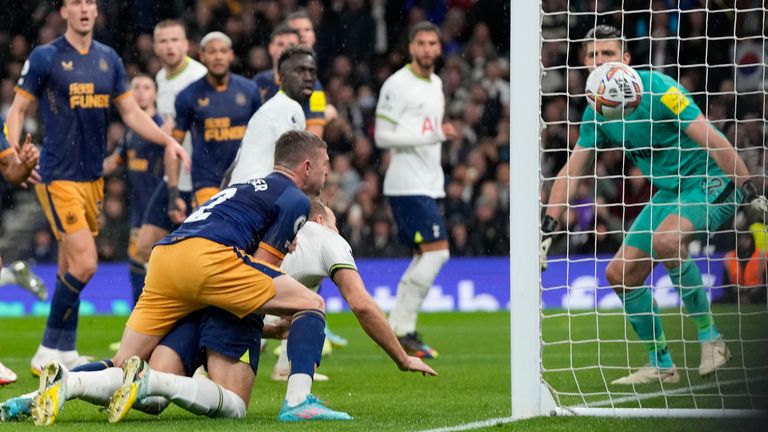 Tottenham&#39;s Harry Kane scores his side&#39;s opening goal