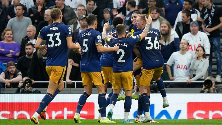 Newcastle players celebrate Miguel Almiron&#39;s goal