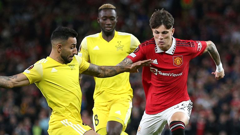 Sheriff&#39;s Renan Guedes (left) and Manchester United&#39;s Alejandro Garnacho battle for the ball