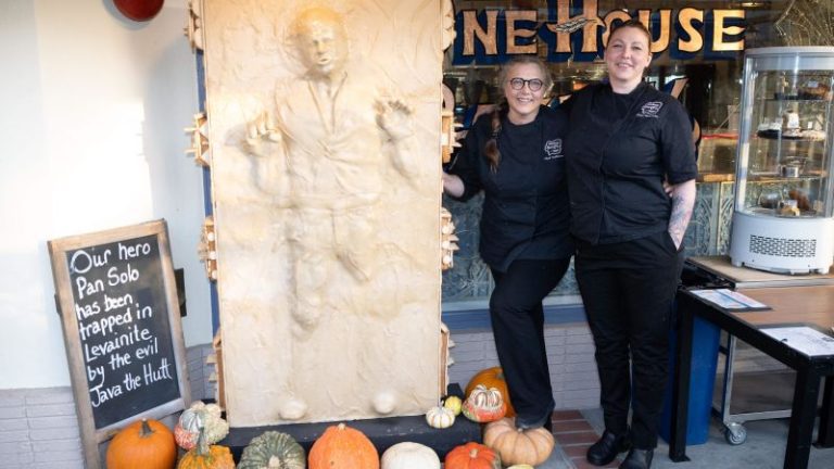 Bread sculptors recreate classic ‘Star Wars’ scene