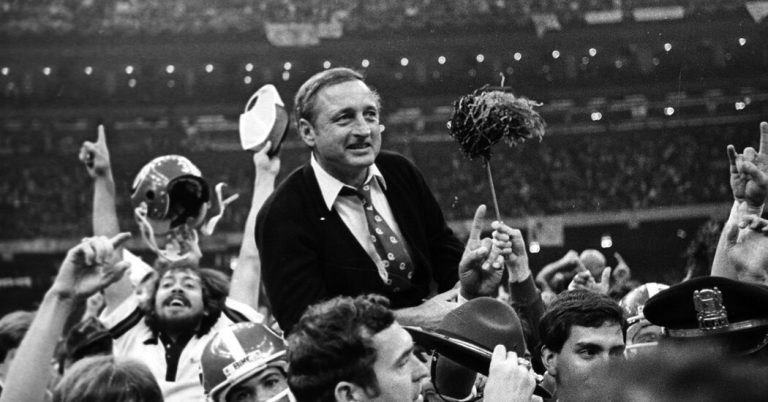 Vince Dooley, Hall of Fame Football Coach for Georgia, Dies at 90