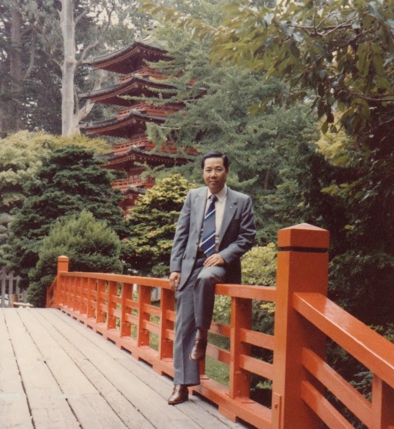 A man in front of an pagoda.