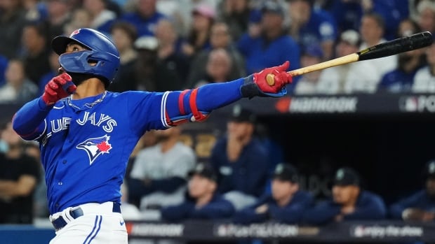 Blue Jays lead Mariners 8-5 in must-win Game 2