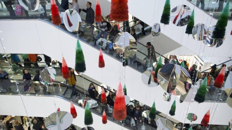 UK retail and hospitality groups warn of Christmas staffing shortages