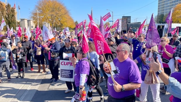 Ontario education workers issue 5-day strike notice before negotiations resume